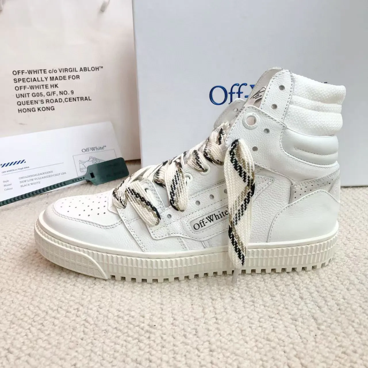 Men's shoes💰620 OFF WHITE ⚡️Couple style⚡️🍓New color🍓 The latest spring model of Gaobang street casual Martin style masterpiece, released the highest quality version on the market 👊 Series original mold opening, original lasting, production technology 1:1 original ➰🔜The best choice for more and more celebrities and Internet celebrities🔸In the classics Changes in the code🔸Innovate in the trend🔸Strive to break away from the shackles of bad street design🔝Although he is not the originator of fashion design, he is definitely a shining dark horse in avant-garde design🐴🆙Do not follow the trend🔅Not universal beauty🔅 Fabric💯First-layer cowhide Lining💯Imported skin-friendly and environmentally friendly polyester mesh Foot pads💯Original molded high-elastic environmentally friendly molding pads Midsole💯Original sleeve lasting process Outsole💯Rubber outsole Packaging💯Official website synchronizes a full set of packaging (brand wrapping paper, brand certificate, brand bag) code number 35-44, 45 customized